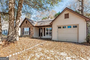 5980 Creekside Dr in Rex, GA - Building Photo