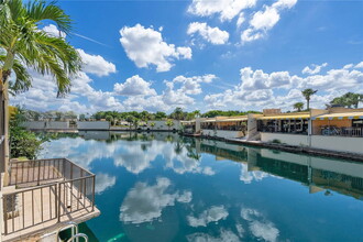 7024 Crown Gate Ct in Miami Lakes, FL - Foto de edificio - Building Photo