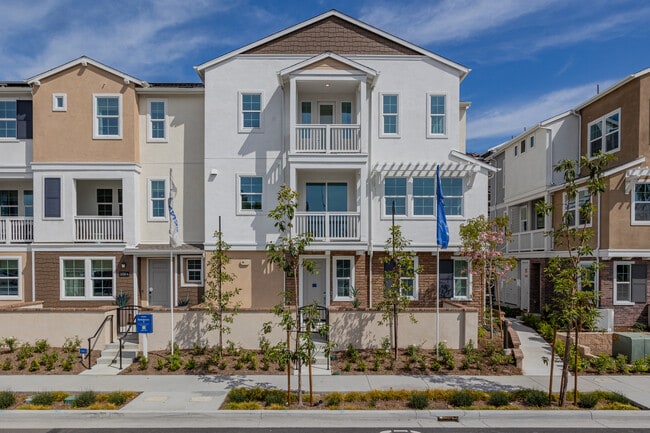 La Palma in Anaheim, CA - Foto de edificio - Building Photo