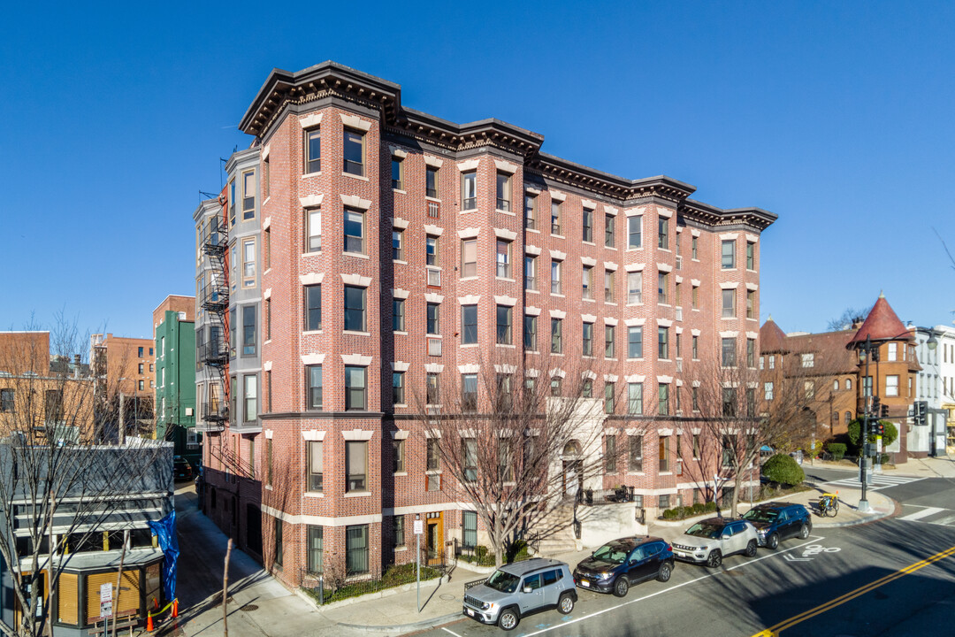 2038 18th St NW in Washington, DC - Building Photo