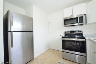 907 NE 10th Terrace in Cape Coral, FL - Building Photo - Building Photo