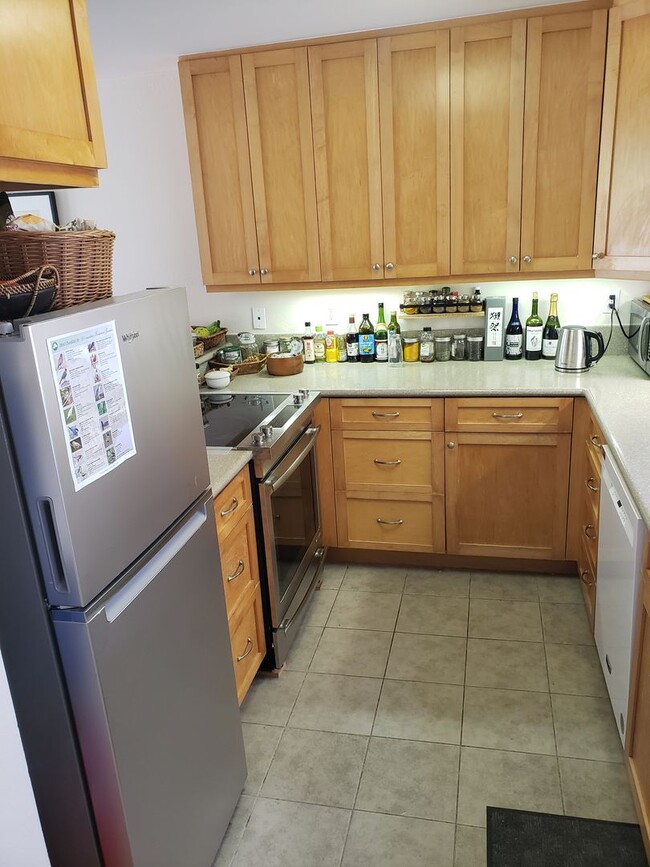 1015 Aoloa Pl in Kailua, HI - Building Photo - Building Photo