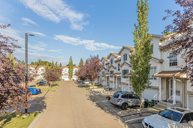 The Courtyard in Edmonton, AB - Building Photo - Building Photo