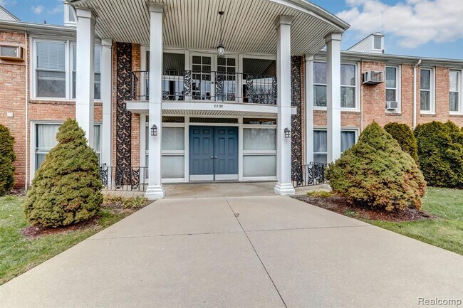2230 W 14 Mile Rd-Unit -31 in Royal Oak, MI - Foto de edificio - Building Photo
