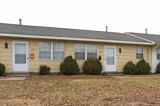 Cottage Apartments in Evansville, IN - Building Photo - Building Photo