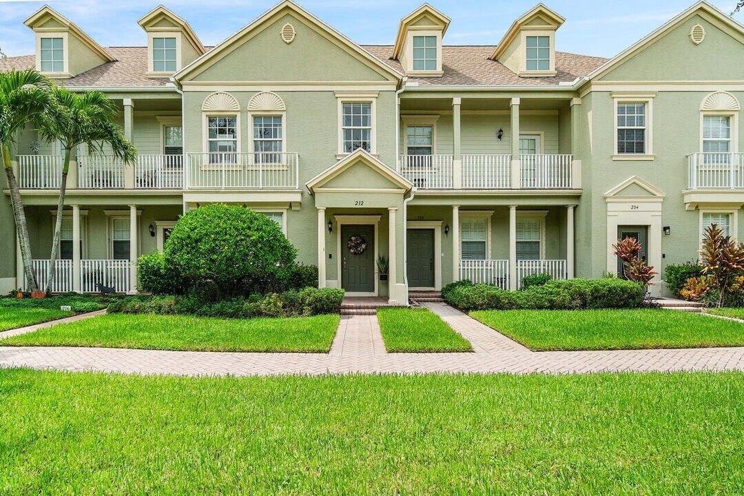 212 W Thatch Palm Cir in Jupiter, FL - Building Photo