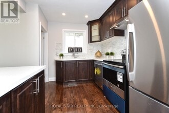 25 Twin Pauls Crescent in Toronto, ON - Building Photo - Building Photo