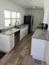 712 N Warfield Ave in Wildwood, FL - Foto de edificio - Building Photo