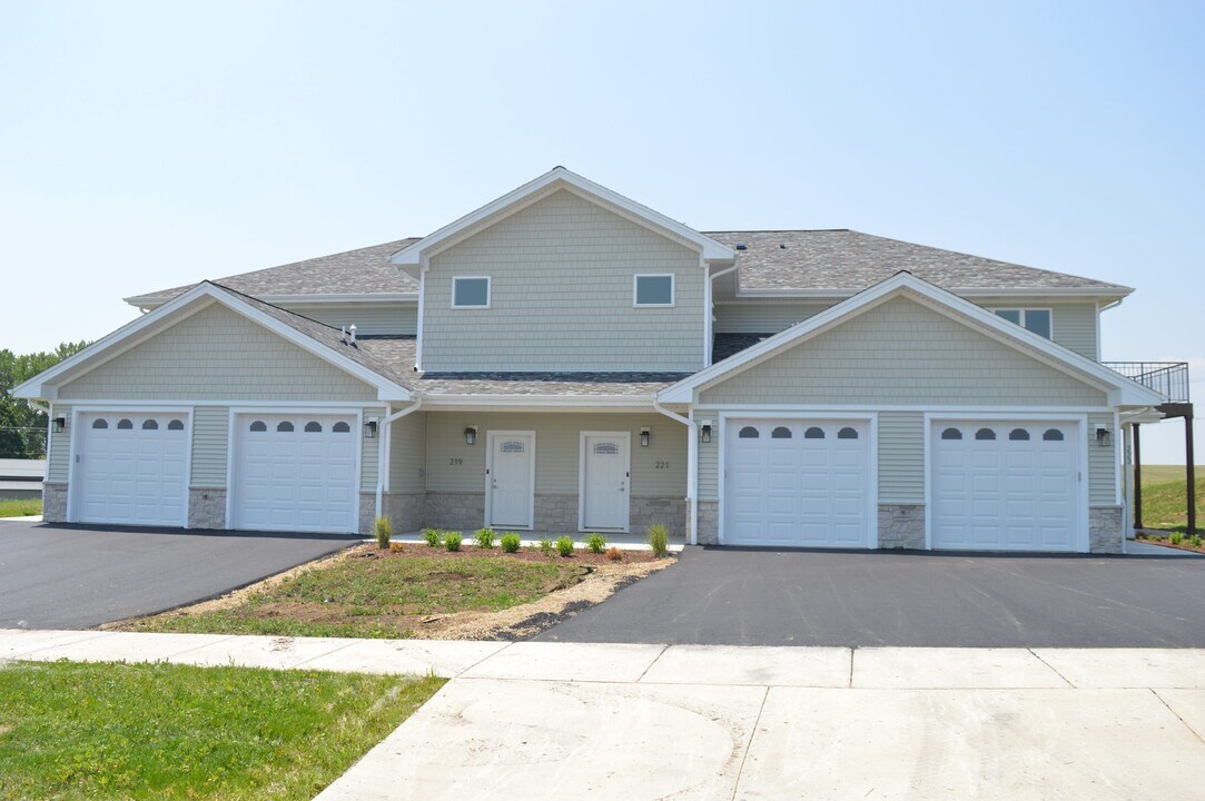 219 3rd Ave, Unit 219 in Monroe, WI - Foto de edificio