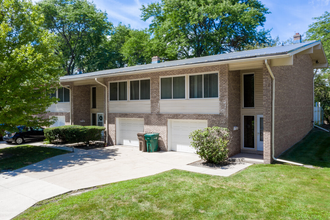 Clayton Park Townhouses in Glendale, WI - Foto de edificio