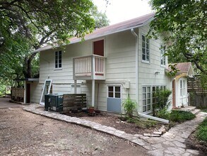 400 W Alpine Rd in Austin, TX - Building Photo - Building Photo