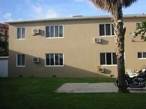 965-975 Biarritz Dr in Miami Beach, FL - Building Photo - Building Photo