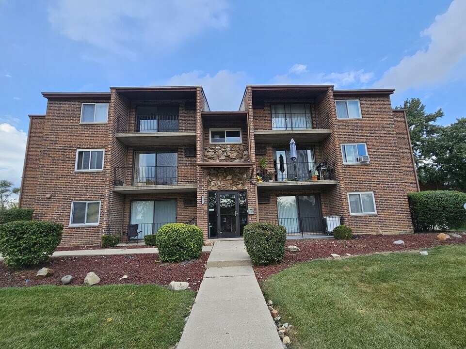 9840 W 153rd St in Orland Park, IL - Building Photo