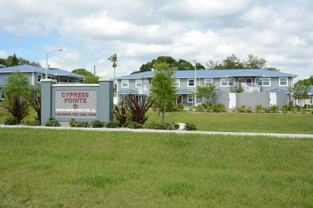 Cypress Pointe in St. Petersburg, FL - Building Photo