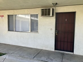 Cedarwood Apartments in Modesto, CA - Foto de edificio - Building Photo