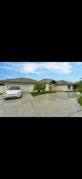 19905 SW 135th Ave in Miami, FL - Building Photo
