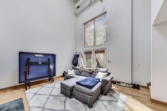 1100 W Cornelia Ave in Chicago, IL - Building Photo - Building Photo