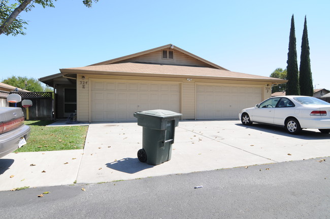 324 W Clover Rd in Tracy, CA - Foto de edificio - Building Photo