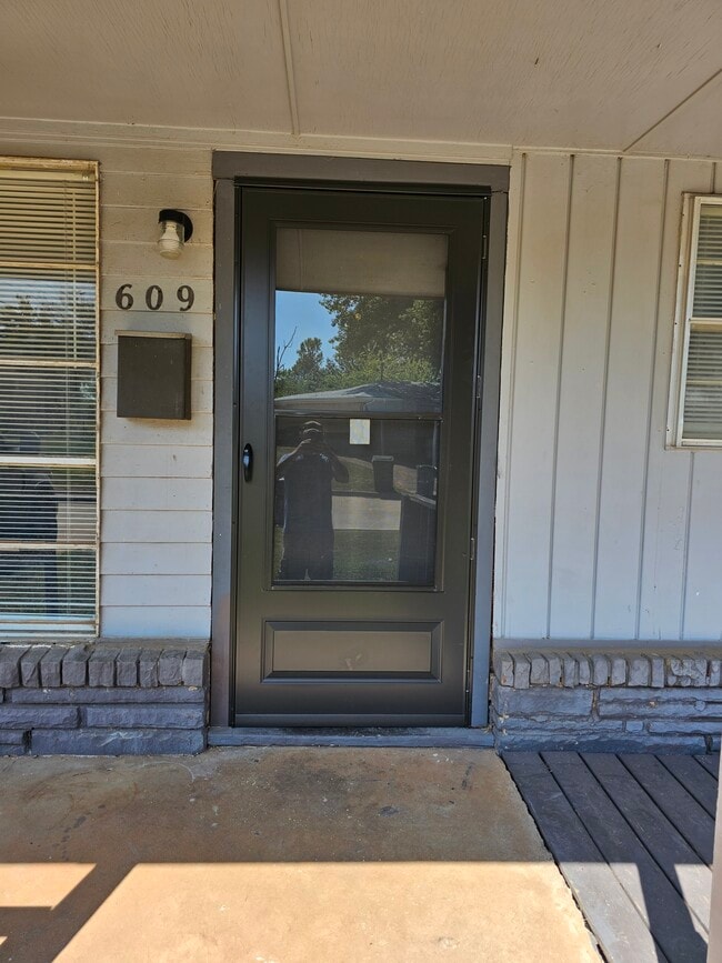 609 General Senter Dr in Midwest City, OK - Foto de edificio - Building Photo