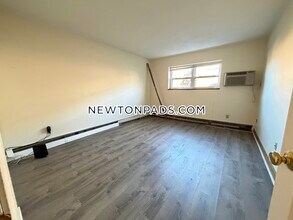 286 Grove St, Unit 3 in Auburndale, MA - Building Photo - Building Photo