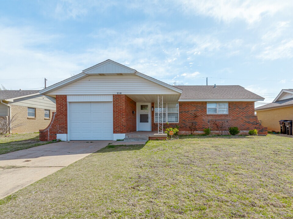 116 S Dallas Ave in Moore, OK - Building Photo
