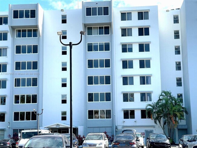 9001 SW 77th Ave in Miami, FL - Building Photo - Building Photo