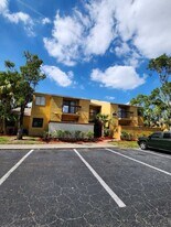 2935 Winkler Ave in Ft. Myers, FL - Building Photo