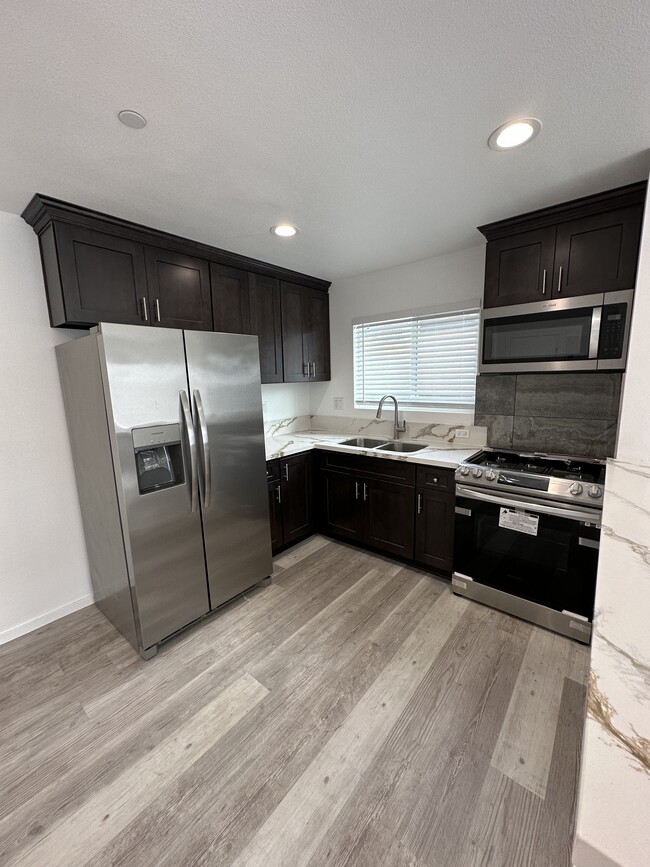 202 S Rose Ave, Unit A in Compton, CA - Foto de edificio - Building Photo