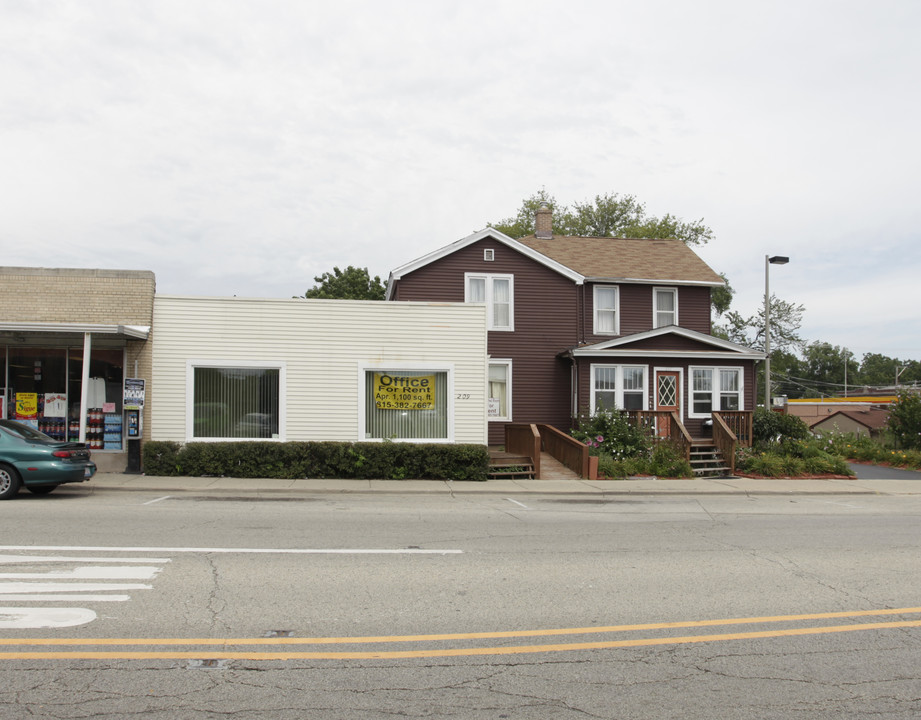 209-211 E Church St in Woodstock, IL - Foto de edificio