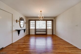 17 Oxford Dr in Livingston, NJ - Building Photo - Building Photo