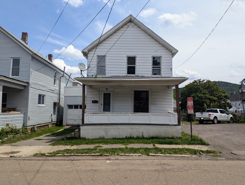 22 Charlotte Ave, Unit 1 in Bradford, PA - Foto de edificio