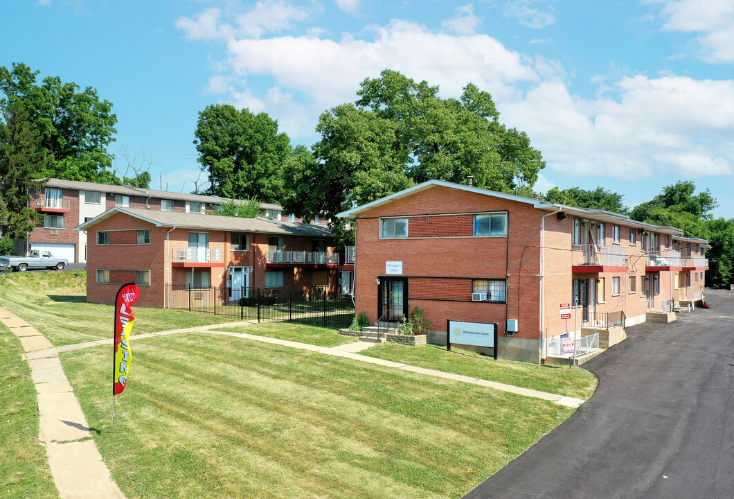 Broadway Park Apartments in St. Louis, MO - Building Photo