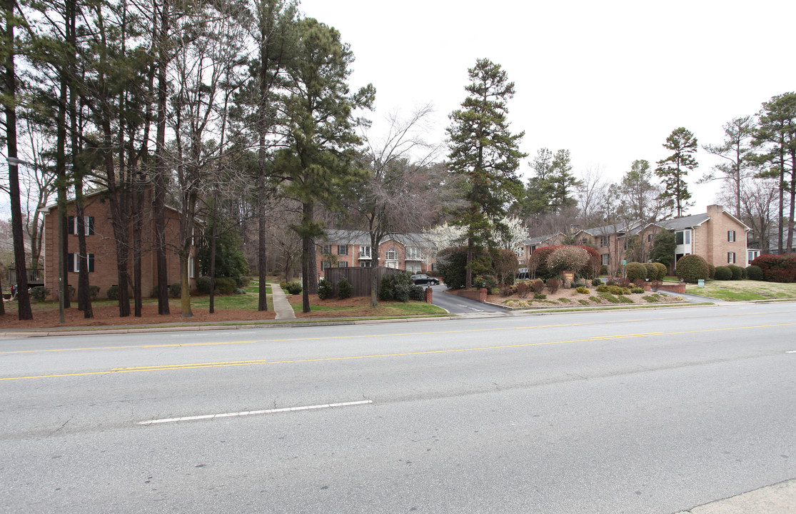 1515 E Franklin St in Chapel Hill, NC - Building Photo