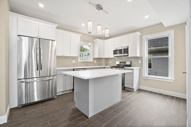 581 Washington St, Unit #2 in Boston, MA - Building Photo - Building Photo