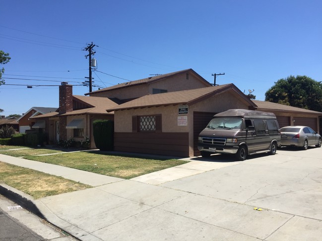 15330 Woodruff Pl in Bellflower, CA - Foto de edificio - Building Photo