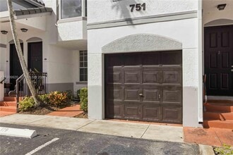 751 SW 148th Ave in Davie, FL - Foto de edificio - Building Photo