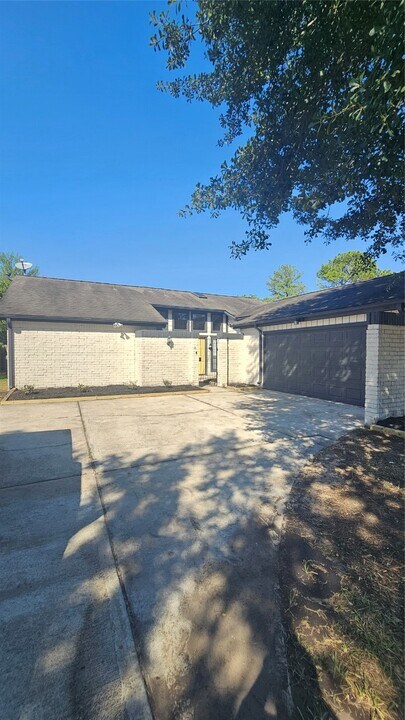4102 Lemon Tree Ln in Houston, TX - Building Photo