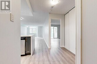 300-300 Webb Dr in Mississauga, ON - Building Photo - Building Photo