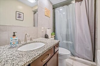 70 Pickwick Dr N in Hicksville, NY - Building Photo - Building Photo