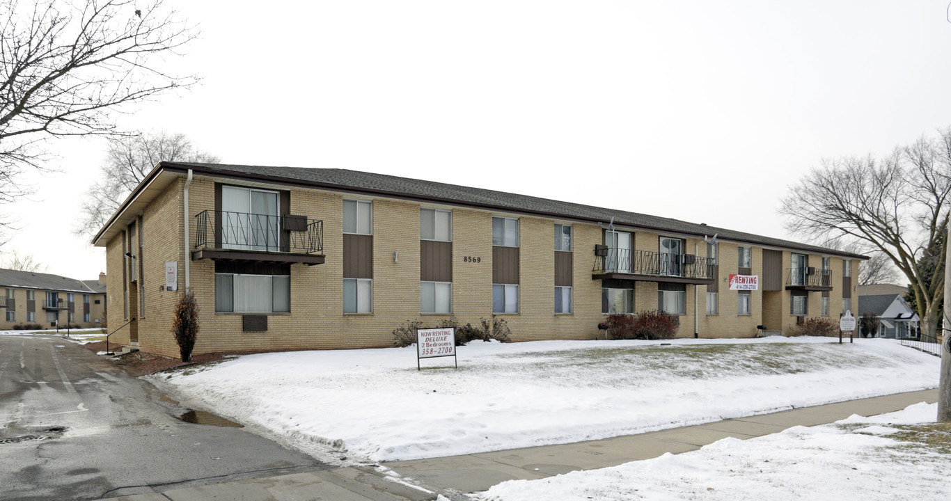 Granville Road Apartments in Milwaukee, WI - Building Photo