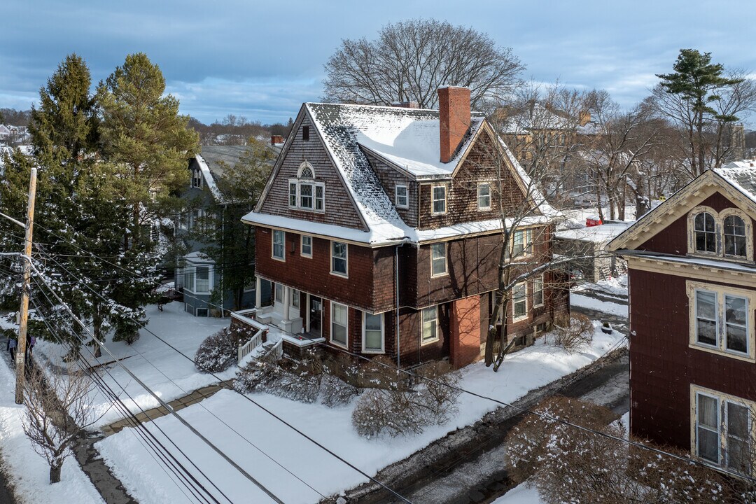 24 W Emerson St in Melrose, MA - Building Photo