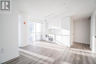 8 Interchange Wy in Vaughan, ON - Building Photo - Building Photo