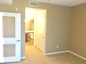 1801 E Katella Ave in Anaheim, CA - Foto de edificio - Building Photo