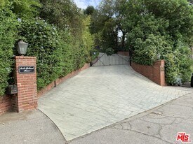 8050 Mulholland Dr in Los Angeles, CA - Building Photo