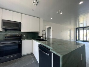204 Lake Pointe Dr, Unit 201 in Oakland Park, FL - Foto de edificio - Building Photo