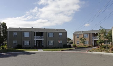Garden Manor Apartments in Oakland, CA - Foto de edificio - Building Photo