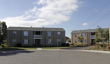 Garden Manor Apartments in Oakland, CA - Building Photo - Building Photo