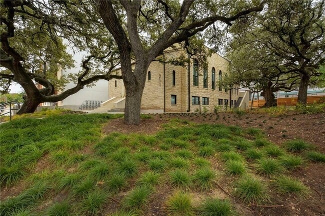 property at 211 W Johanna St