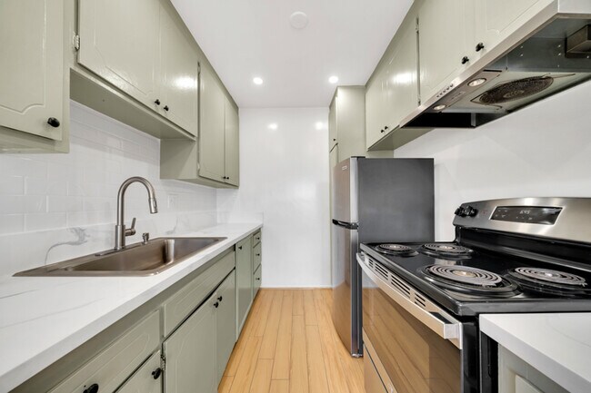 200 N Oxford Ave in Los Angeles, CA - Building Photo - Building Photo