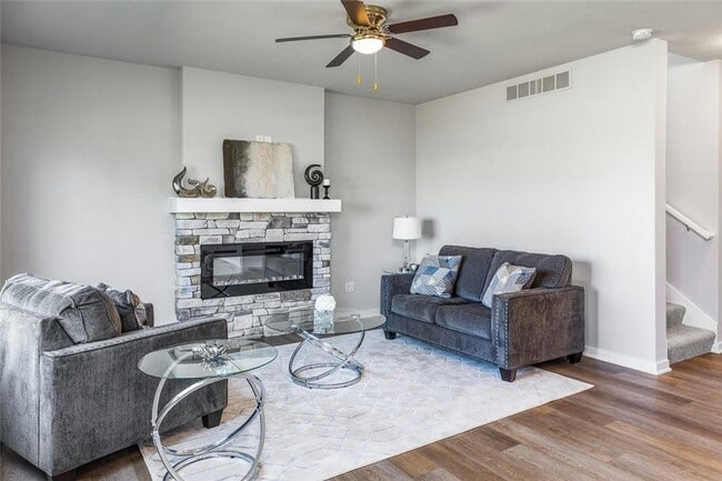 16605 Oakwood Dr in Urbandale, IA - Building Photo - Building Photo